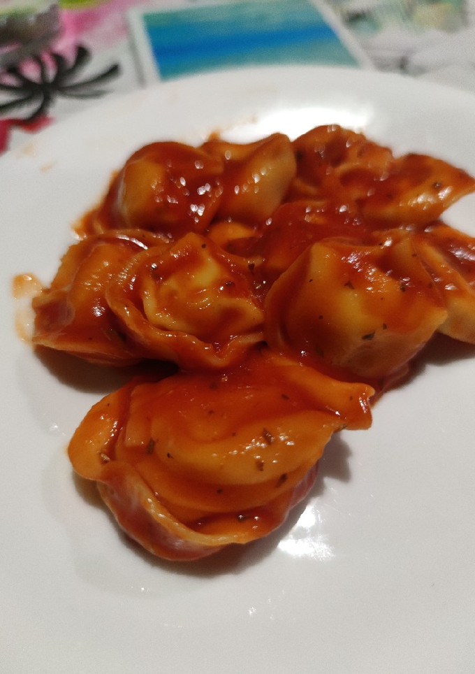 Una foto de Tortellini de queso con salsa de tomate