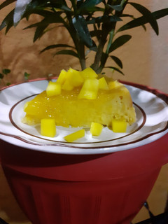 Una foto de Tarta de doble queso con maíz y una compota de mango