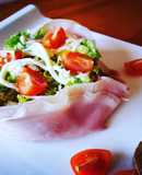 Cesto de jamón dulce con lechuga y frutos secos