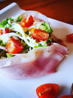 Una foto de Cesto de jamón dulce con lechuga y frutos secos