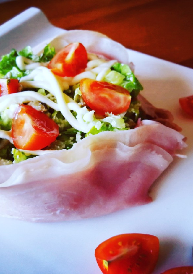 Una foto de Cesto de jamón dulce con lechuga y frutos secos