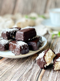Una foto de Barritas de coco y chocolate
