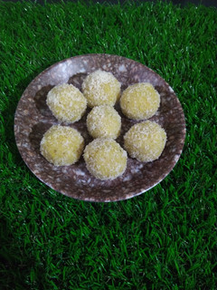 केसर नारियल मावा लड्डू(kesar nariyal mawa laddu reciipe in hindi) रेसिपी मुख्य फोटो