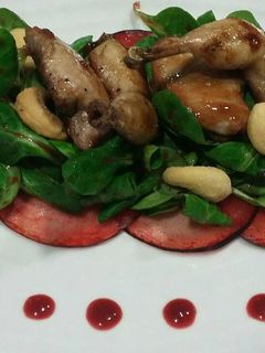 Una foto de Ensalada de codorniz con salsa de ciruelas