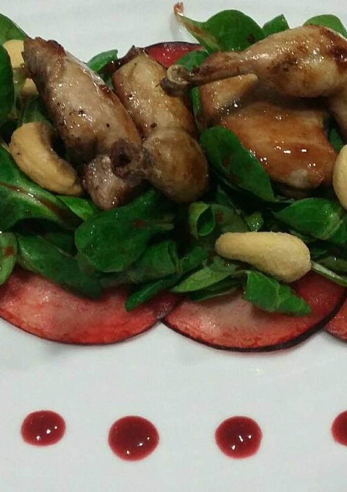 Una foto de Ensalada de codorniz con salsa de ciruelas