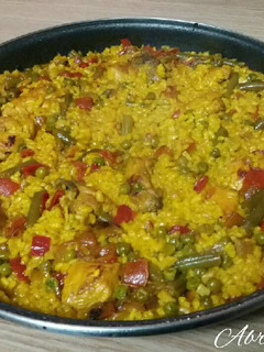 Una foto de Paella de pollo con verduras
