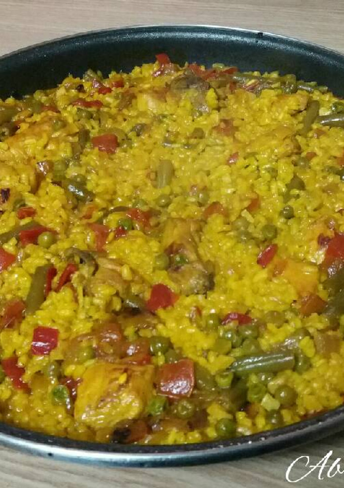 Una foto de Paella de pollo con verduras