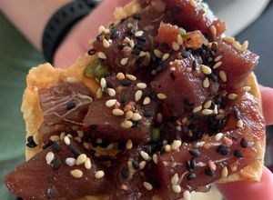 Una foto de Tostadas de atún estilo poke