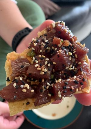 Una foto de Tostadas de atún estilo poke