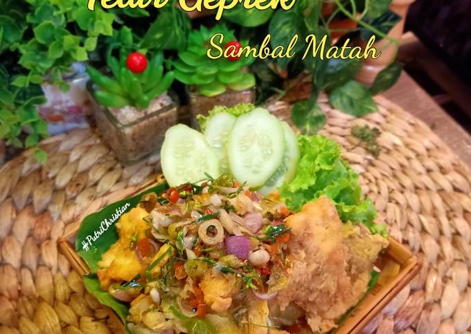 Telur geprek sambal matah