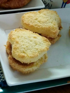 Una foto de Alfajores/Galletas de coco CON SÓLO 3 INGREDIENTES!!