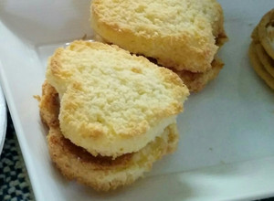 Una foto de Alfajores/Galletas de coco CON SÓLO 3 INGREDIENTES!!