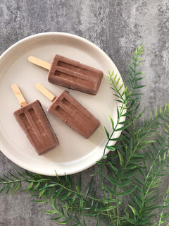 Una foto de Helado cremoso de chocolate y cacahuete