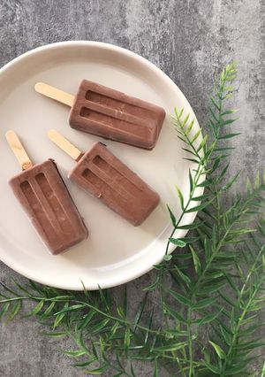 Una foto de Helado cremoso de chocolate y cacahuete