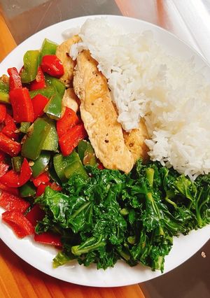 Hình của món Healthy cùng ức gà áp chảo,ớt chuông và cải kale xào.
