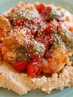 Una foto de Hummus con gambas, cherrys y un toque de pesto