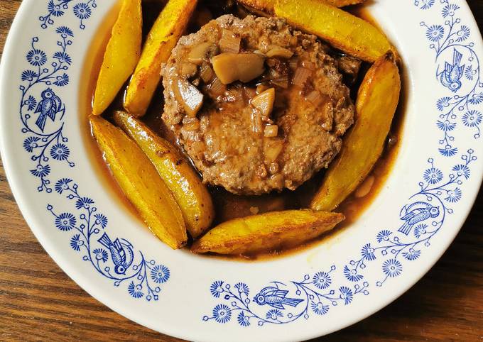 Steak haché (fait maison), sauce chasseur et potatoes