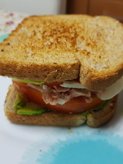 Una foto de Sándwich de atún con aguacate