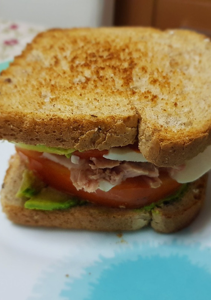 Una foto de Sándwich de atún con aguacate