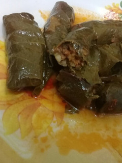 Una foto de Niños envueltos en hoja de para