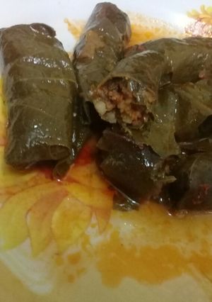 Una foto de Niños envueltos en hoja de para