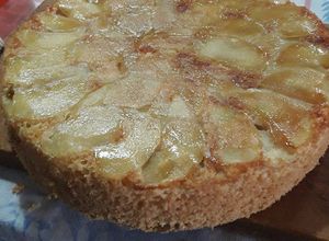 Una foto de Torta de manzana invertida🍏