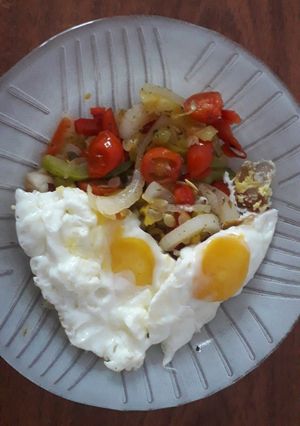 Una foto de Verduras salteadas y huevos fritos