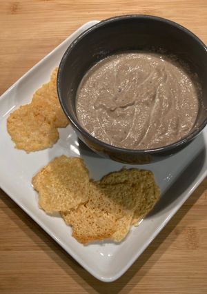 Une photo de Crème de champignons et tuiles de parmesan
