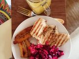 Pechuga asada, plátano dulce y ensalada roja