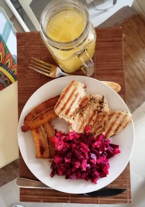 Una foto de Pechuga asada, plátano dulce y ensalada roja