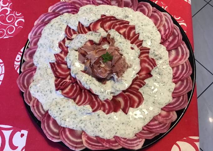 Carpaccio de betteraves schiogga et jambon cru sauce fromage blanc et citron aux herbes