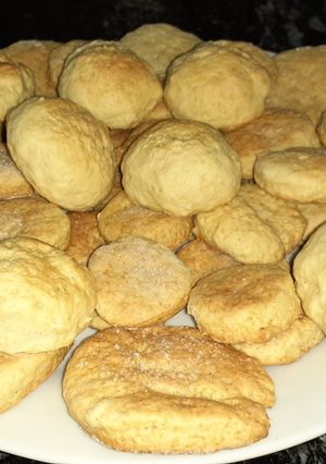 Una foto de Scones con agua