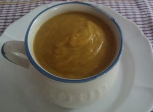 Una foto de Sopa crema de verduras con pollo