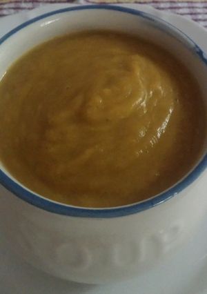 Una foto de Sopa crema de verduras con pollo