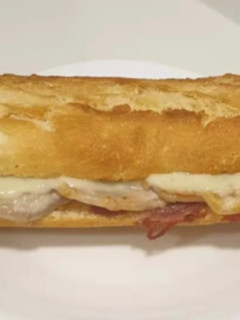 Foto principal de Bocadillo de lomo, jamón y queso