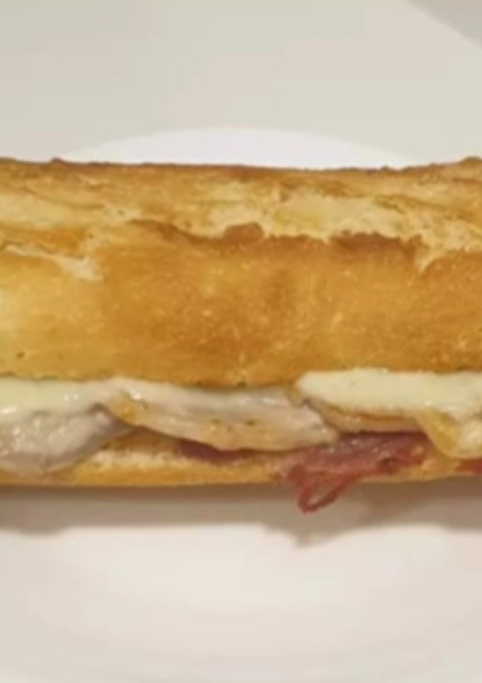 Una foto de Bocadillo de lomo, jamón y queso