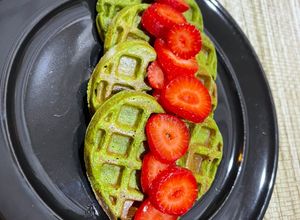 Una foto de Waffles de espinaca 💚🍓