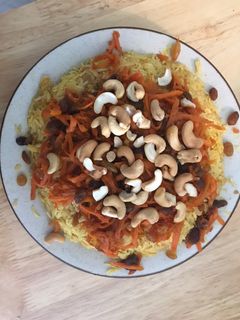 صورة لوصفة طبق الأرز بالدجاج و الزبيب جد لذيذ وسريع التحضير