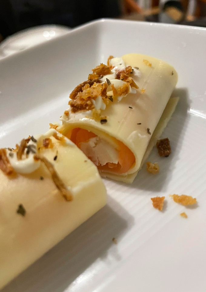 Una foto de Canelón frío de salmón y queso de cabra 🐟🧀
