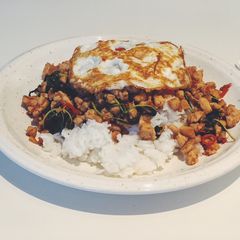 A picture of Pad Krapow Gai.