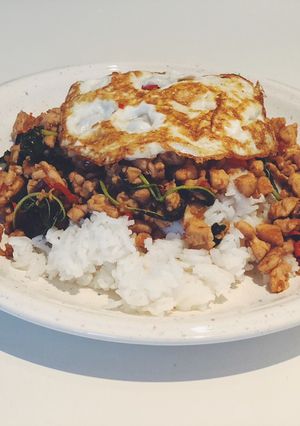 A picture of Pad Krapow Gai.