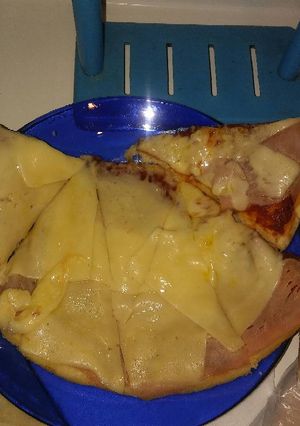 Una foto de Pizza caserita con musarella