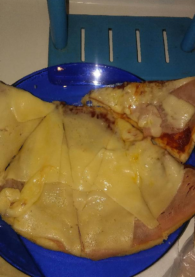 Una foto de Pizza caserita con musarella