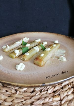 Una foto de Puerros asados con mayonesa de cilantro
