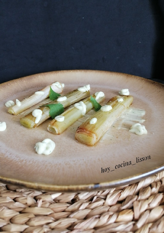 Una foto de Puerros asados con mayonesa de cilantro