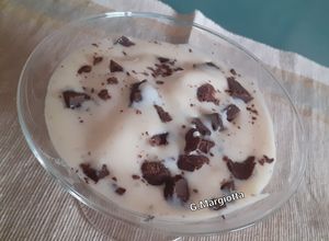Foto di Gelato senza gelatiera con banana, yogurt, cioccolato e un pizzico di zenzero