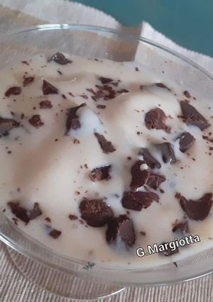 Foto di Gelato senza gelatiera con banana, yogurt, cioccolato e un pizzico di zenzero