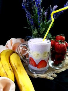 عکسی از دستور اسموتی توت فرنگی و موز solmaz