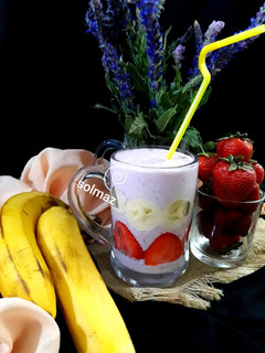 عکسی از دستور اسموتی توت فرنگی و موز solmaz