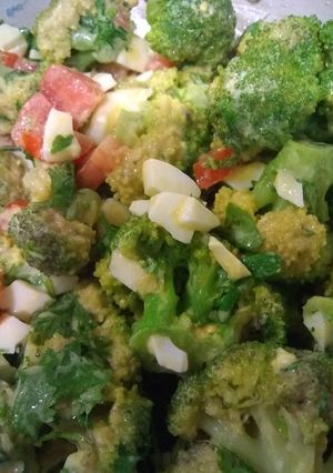 Una foto de Ensalada de Brócoli tomate y huevo